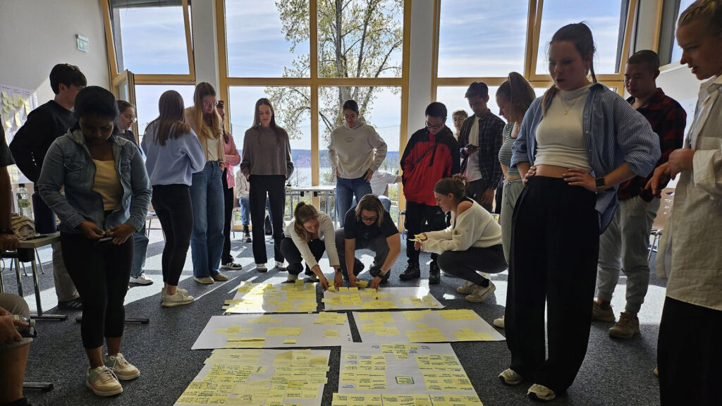 People brainstorming together with post-it notes.