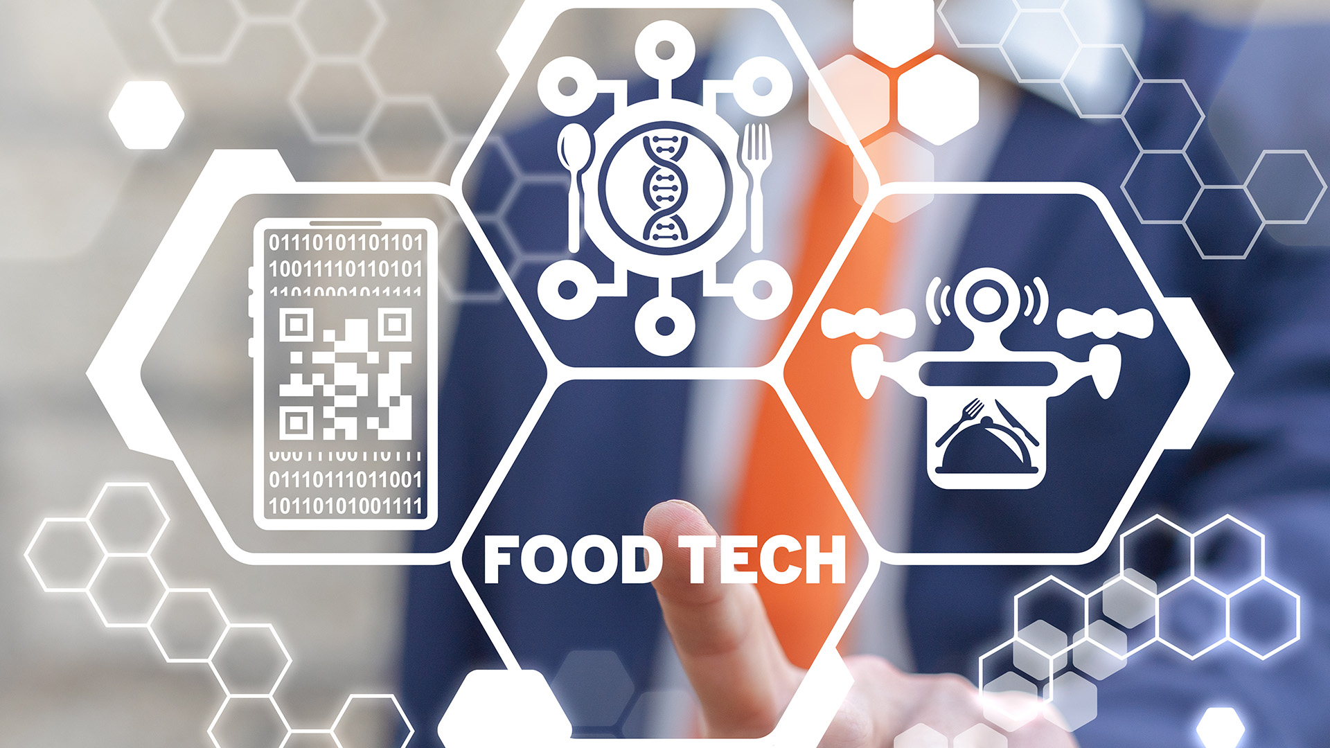Taustalla epäterävänä kravattiasuinen ihmishahmo. Edustalla graafinen kuva, jossa neljä toisiinsa kytkettyä ikonia. Yhdessä teksti Food Tech, yhdessä kattila, yhdessä ruokalautanen ja yhdessä puhelin, jossa QR-koodi ja ykkösiä ja nollia.